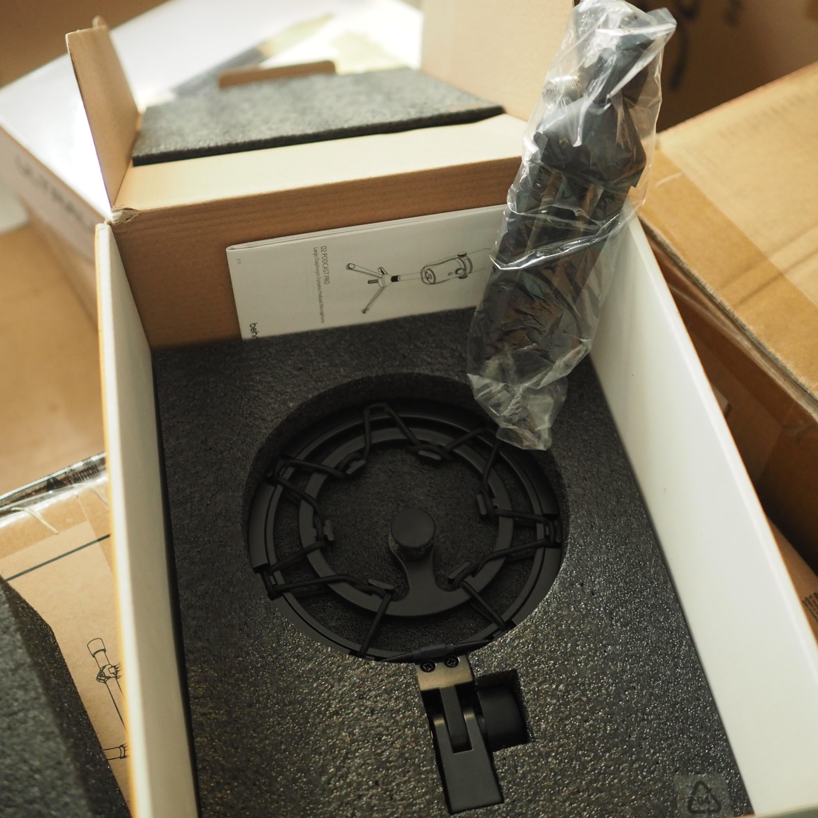 Behringer D2 Podcast Pro Large Diaphgram Dynamic USB/XLR Microphone