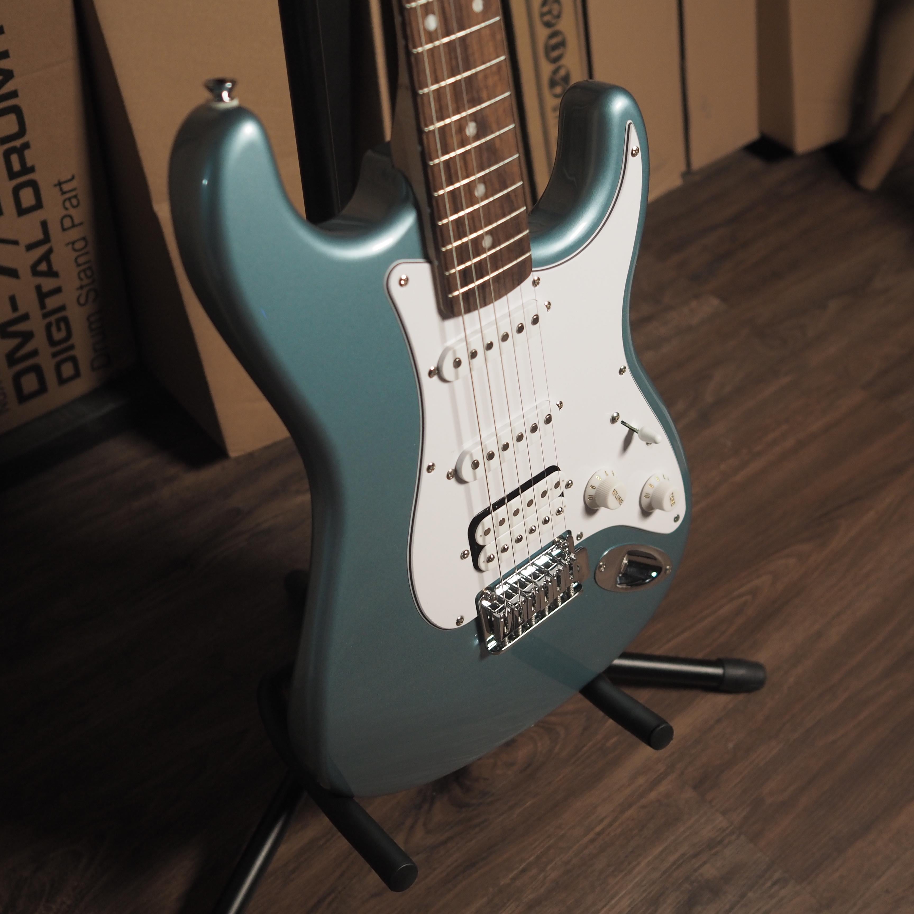 Squier Affinity Series Stratocaster Junior HSS Electric Guitar, Laurel FB - Gitar Elektrik