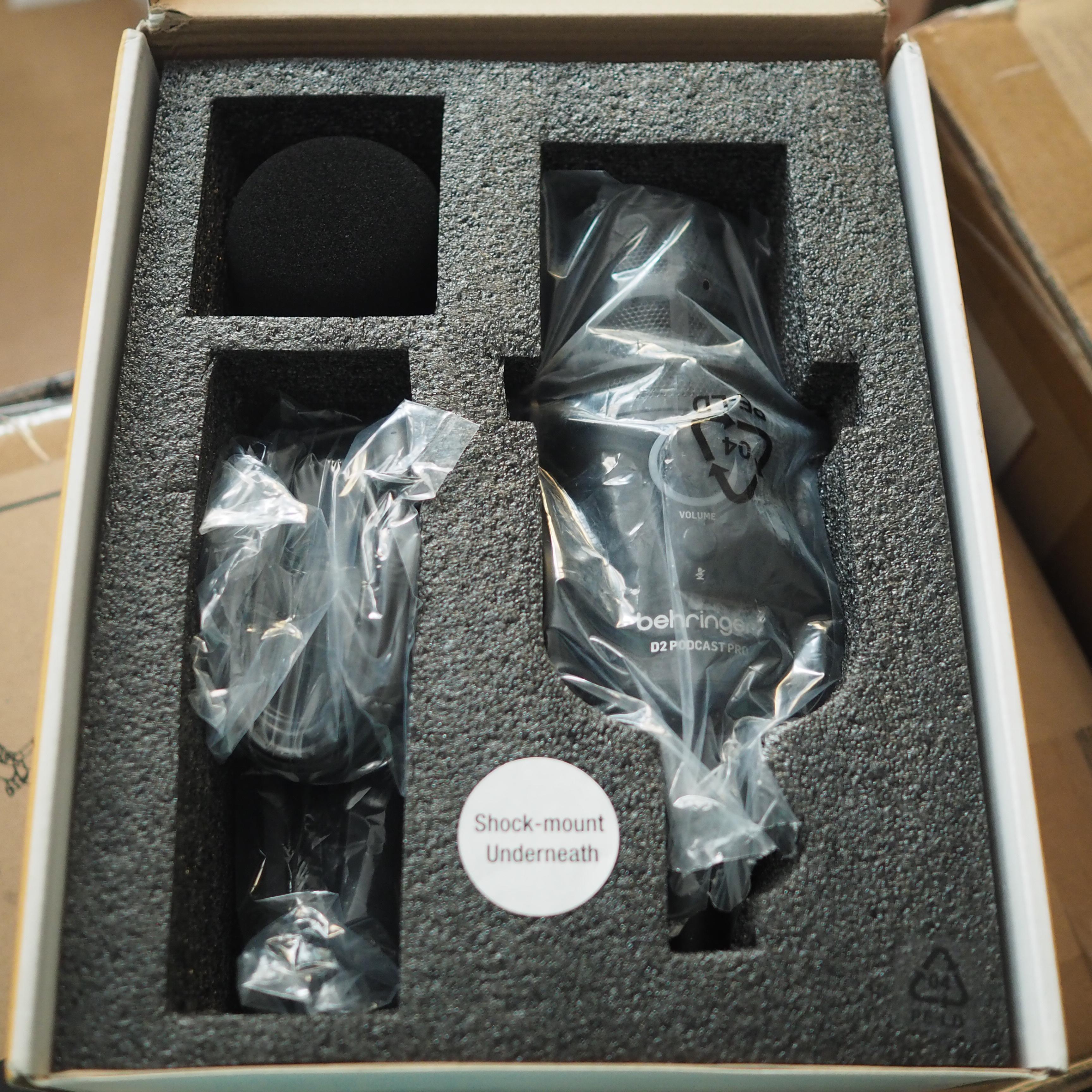 Behringer D2 Podcast Pro Large Diaphgram Dynamic USB/XLR Microphone